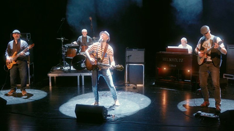 Kalean da Markos Untzetak Coliseo antzokian grabatutako "Agian bai, agian ez" bideoklipa