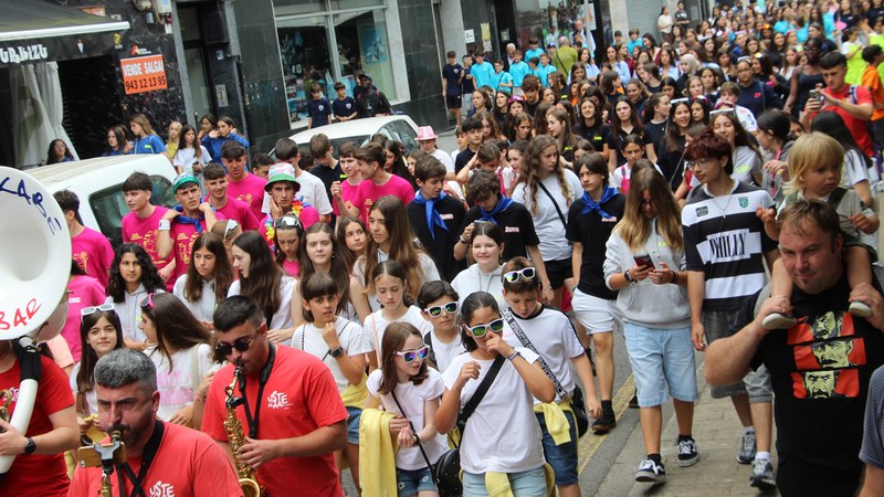 Kalean gora kalean behera, kuadrillen kalejiran