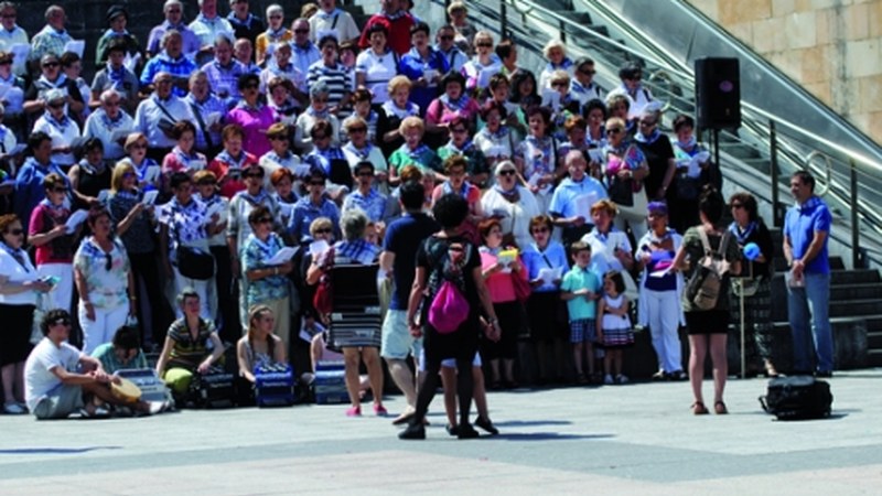 Kaleetan Kantuz abesbatzak ikasturteko azken kantu-kalejira eskainiko du zapatuan