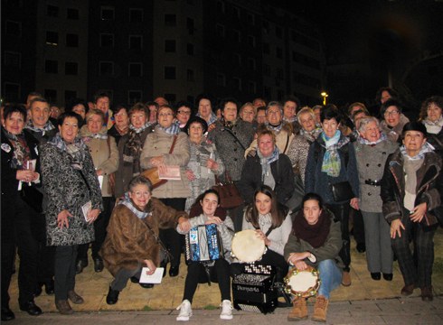 Kaleetan Kantuz abesbatzaren kalejira Ipuruan