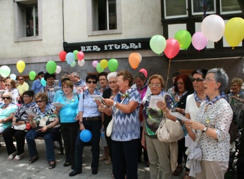 Kaleetan Kantuz-ekoen topaketak 150 lagun bildu zituen