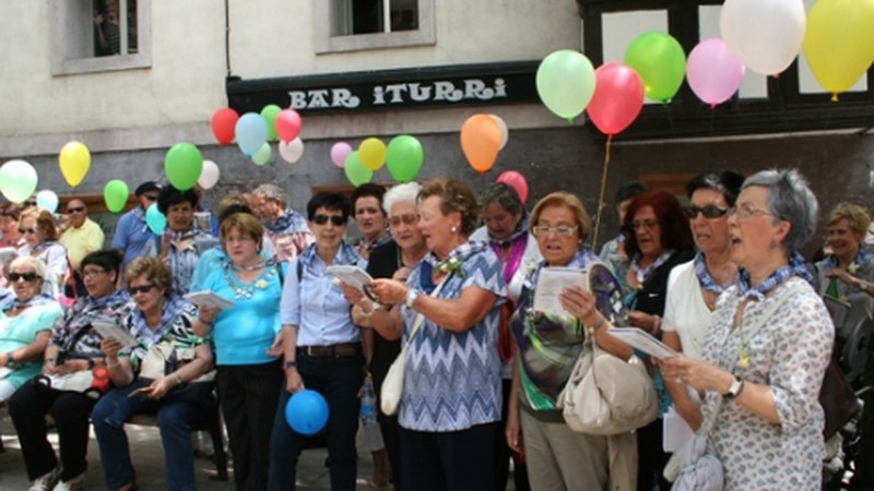 Kaleetan Kantuz-ekoen topaketak 150 lagun bildu zituen