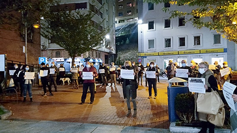 Kalitatezko osasun sistema publikoa eskatzeko kontzentrazioa egin dute gaur arratsaldean