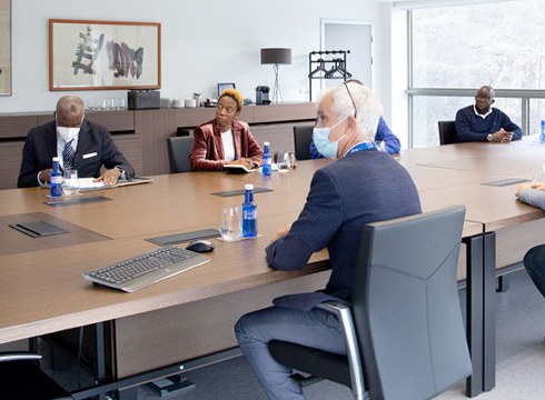 Kamerungo enbaxadorea Teknikerren egon zen atzo