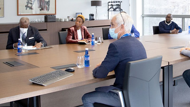 Kamerungo enbaxadorea Teknikerren egon zen atzo