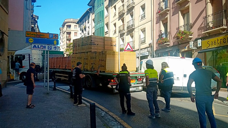 Kamioi haundi bat Arragueta kalean aurrera egin ezinda geratu da, trafikoa oztopatuta