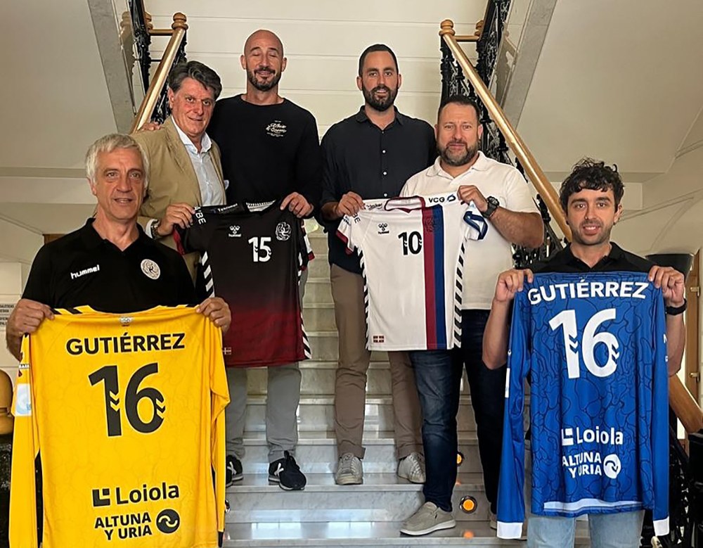 Kamiseta berriak indarra eman die Eibar Eskubaloiko taldeei