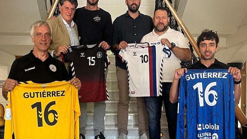 Kamiseta berriak indarra eman die Eibar Eskubaloiko taldeei