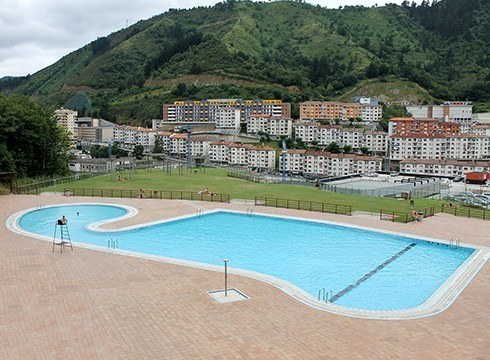 Kanpoko igerilekua zabaltzearen inguruko erabakirik ez dela hartu argitu du Patronatuak