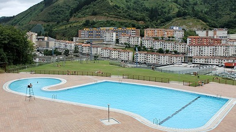 Kanpoko igerilekua zabaltzearen inguruko erabakirik ez dela hartu argitu du Patronatuak