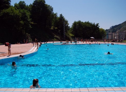 Kanpoko igerilekuak bihar ekingo dio uda sasoiari