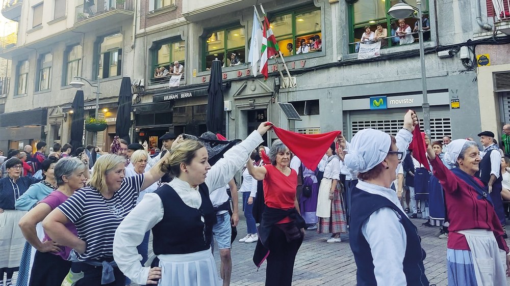 Kantu saio irekiak eta larrain dantza errepasoa antolatu ditu Arrate Kultur Elkarteak