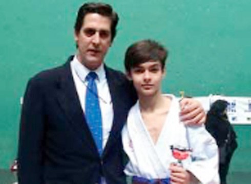 Karatean Xuban Hoyosek bere aita Jose Antonioren bidetik jarraitzen du