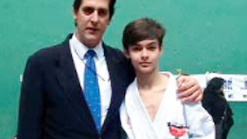 Karatean Xuban Hoyosek bere aita Jose Antonioren bidetik jarraitzen du