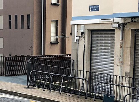 Karlos Elgezuako igogailu berriaren parean baranda ipintzeko lanean ari dira