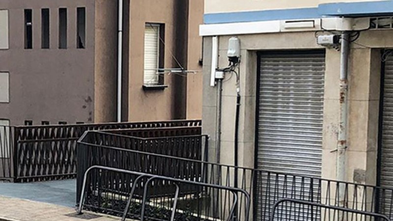 Karlos Elgezuako igogailu berriaren parean baranda ipintzeko lanean ari dira