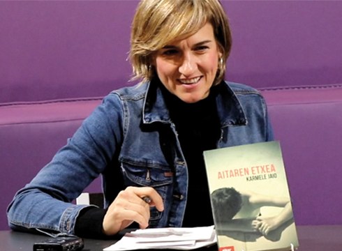 Karmele Jaiok “Aitaren etxea” bere nobelaz jardungo du bihar irakurleekin