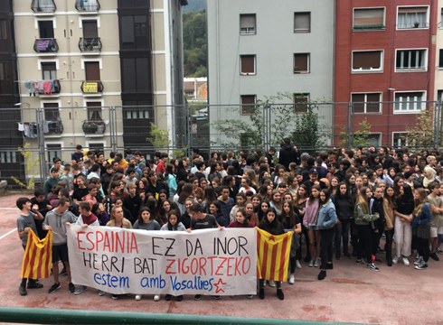 Kataluniako herriarekin elkartasuna adierazi dute Eibarko institutuko ikasleek