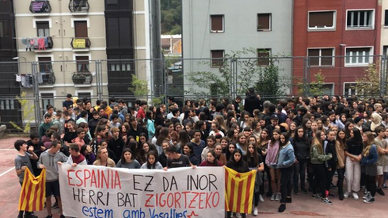 Kataluniako herriarekin elkartasuna adierazi dute Eibarko institutuko ikasleek