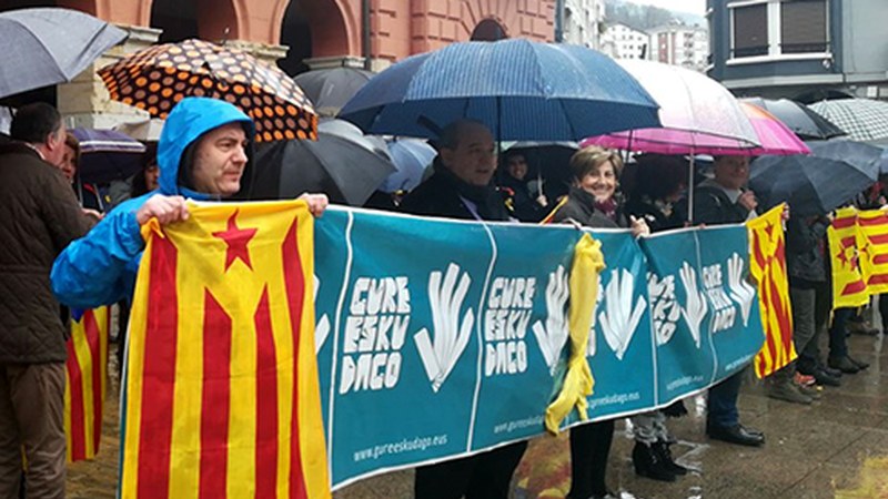 Kataluniarekiko elkartasuna azaldu zuten eibartarrek atzo eguerdian Untzagan