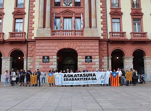 Kataluniari elkartasuna adierazteko kontzentrazioa egin da Untzagan, iazko erreferenduma gogoan