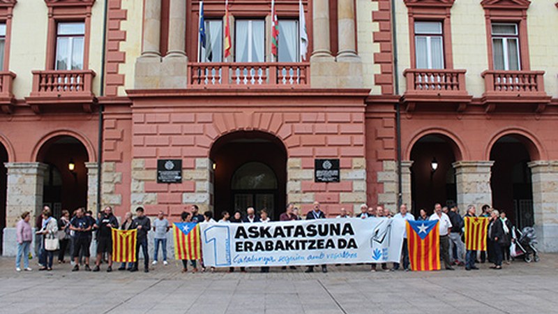 Kataluniari elkartasuna adierazteko kontzentrazioa egin da Untzagan, iazko erreferenduma gogoan