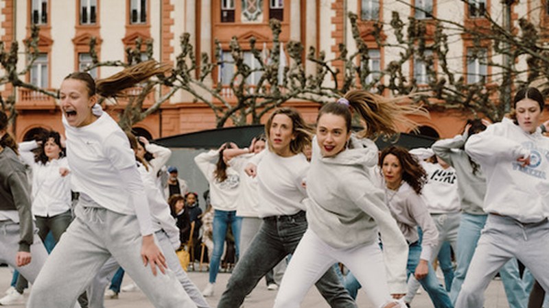 [ARGAZKIAK eta ] "Kateak dantzarekin apurtzen" ikuskizunak jendetza bildu zuen Untzaga plazan