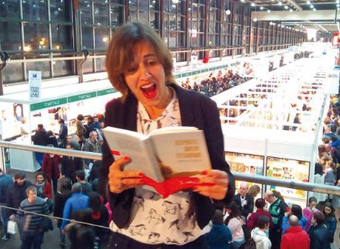 Katixa Agirre idazleak "Atertu arte itxaron" liburua aurkeztuko du gaur Harixa Emoten irakurketa klubean