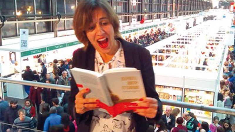 Katixa Agirre idazleak "Atertu arte itxaron" liburua aurkeztuko du gaur Harixa Emoten irakurketa klubean