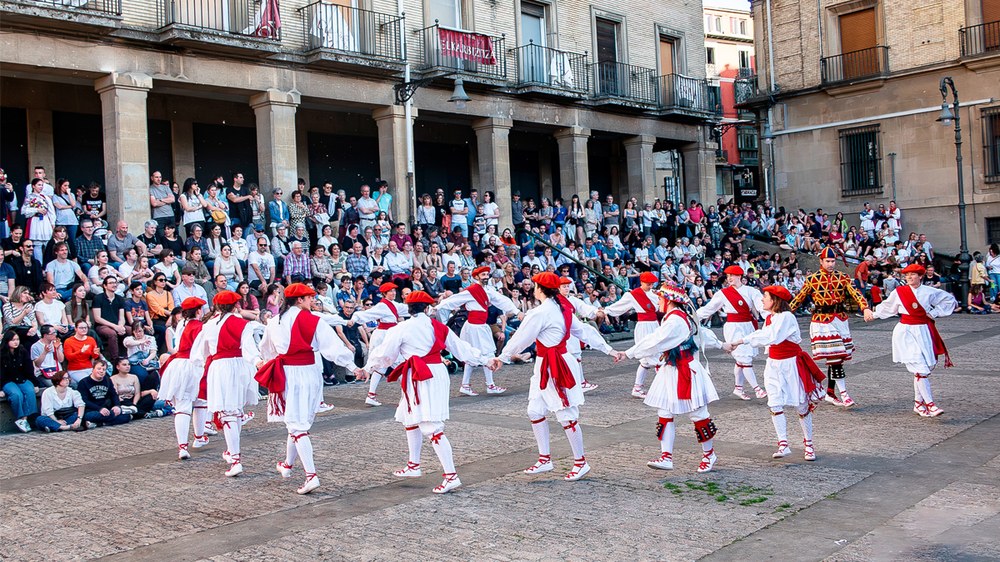 Kezka dantza taldeak emanaldia eskaini zuen zapatuan Iruñean