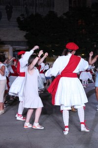 Kezka Dantza Taldeak soka dantza egin zuen sanjuanetako omenduekin