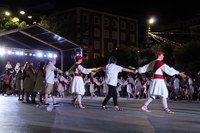 Kezka Dantza Taldeak soka dantza egin zuen sanjuanetako omenduekin