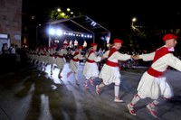 Kezka Dantza Taldeak soka dantza egin zuen sanjuanetako omenduekin