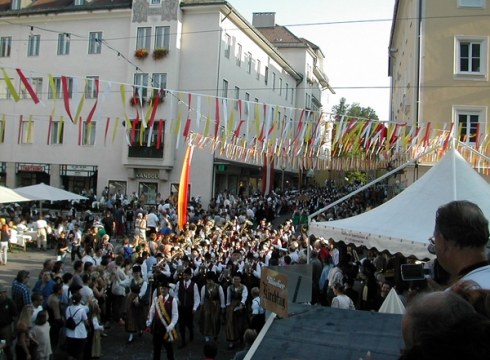 Kezka dantza taldekoak Villacher Kirchtag 70. jaialdira