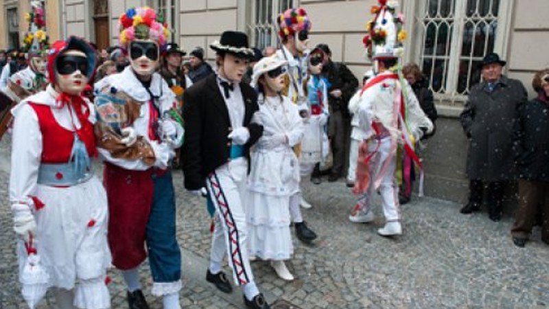 Kezka eta Italiako La Lacheraren arteko hartuemona
