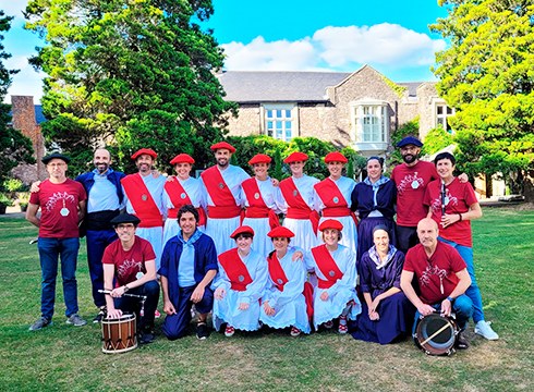 Kezka Galesen dantza egiten ari da