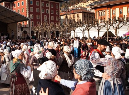 Plazara Dantzara erromeriak herritarrak dantzan jarriko ditu bihar, Euskararen Egunaren bezperan
