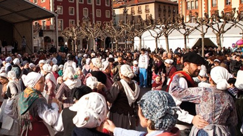 Plazara Dantzara erromeriak herritarrak dantzan jarriko ditu bihar, Euskararen Egunaren bezperan