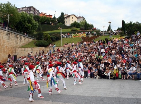 Kezkako ikasleek erakustaldi ikusgarria eskaini zuten Dantzari Egunean