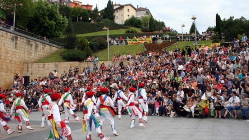 Kezkako ikasleek erakustaldi ikusgarria eskaini zuten Dantzari Egunean