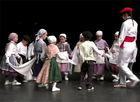 Kezkaren dantza eskolan aritzeko izen-ematea zabalik dago haur eta helduentzat