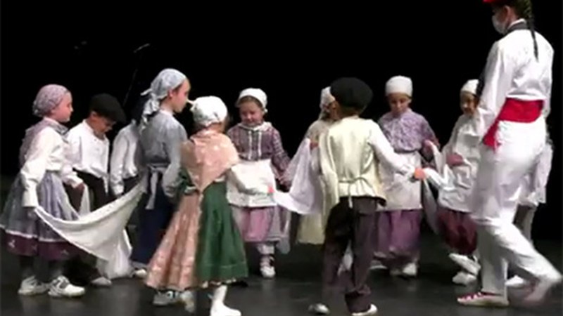 Kezkaren dantza eskolan aritzeko izen-ematea zabalik dago haur eta helduentzat