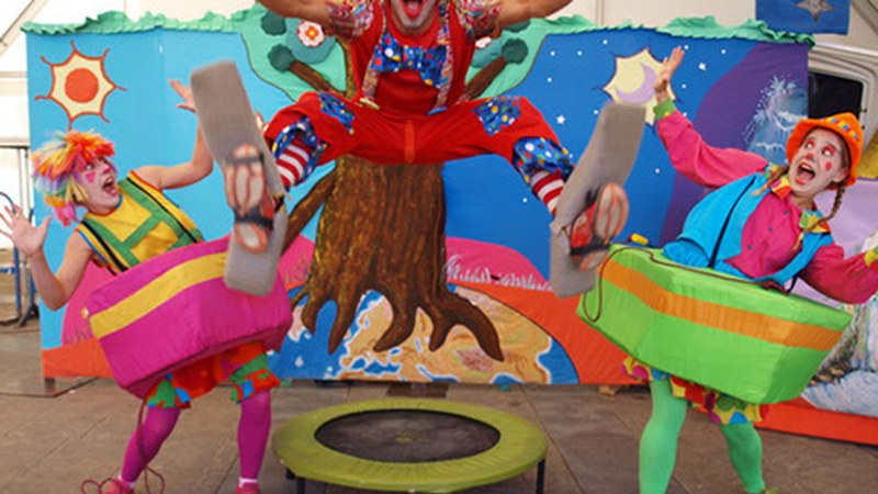 Kiki eta Koko pailazoen ikuskizuna ostegun arratsaldean El Corte Ingleseko terrazan