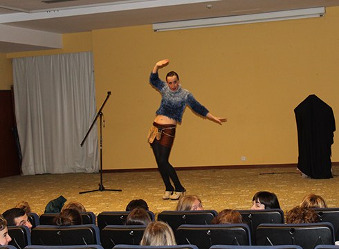 King Kong neskaren bakarrizketak agurtu zuen Martxoaren 8ko egitaraua