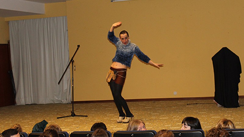 King Kong neskaren bakarrizketak agurtu zuen Martxoaren 8ko egitaraua