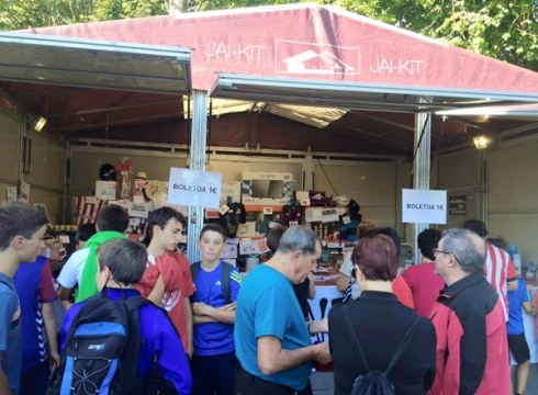 Kittonbolia zabalik eta martxa betean, opari mordoa banatzeko prest