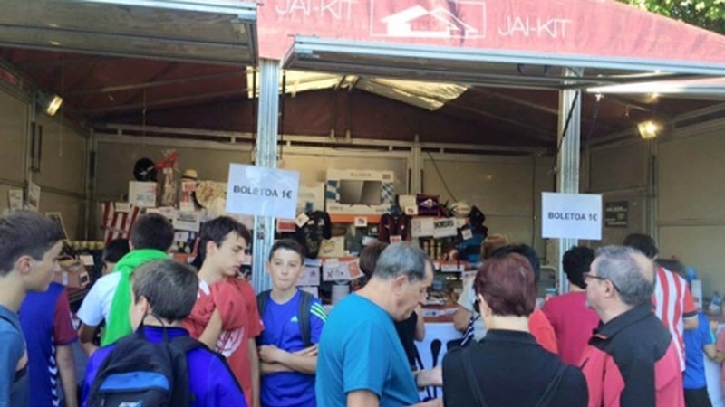 Kittonbolia zabalik eta martxa betean, opari mordoa banatzeko prest