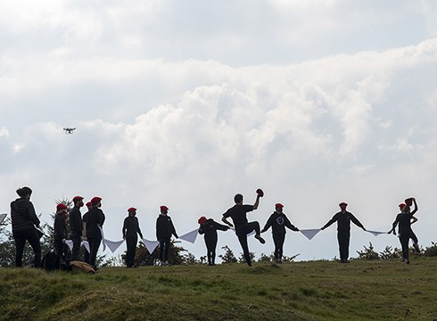 Klub Deportibokoek antolatutako Udaberriko Euskal Jaiak mendia, musika eta dantzak uztartu zituen atzo Arraten