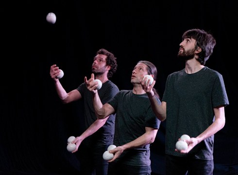 Kobr3 zirko ikuskizuna eskainiko dute bihar Karmen kalean