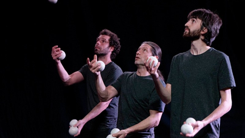 Kobr3 zirko ikuskizuna eskainiko dute bihar Karmen kalean